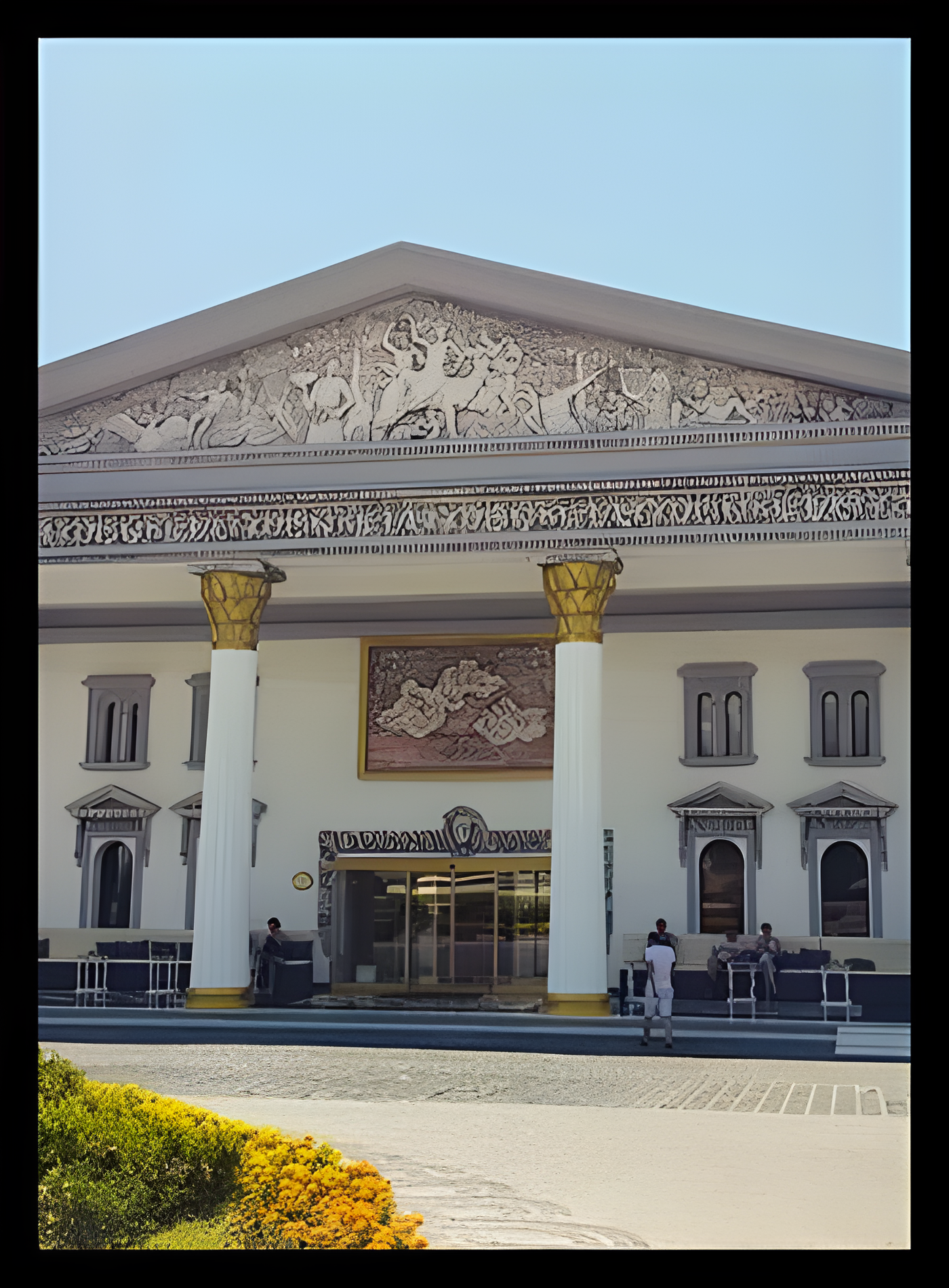 Figürlü kabartmalı alınlık ve sütunlarla neoklasik precast cephe