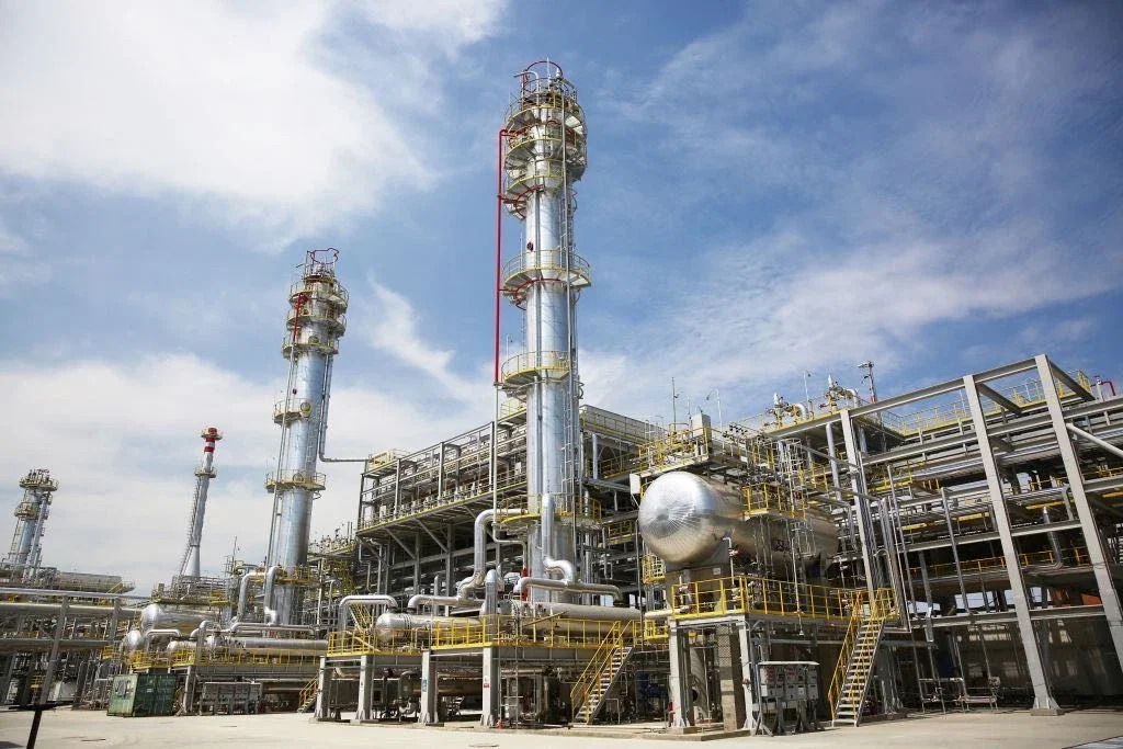 Pavlodar Petrokimya Fabrikası — damıtma kolonları ve proses hatları