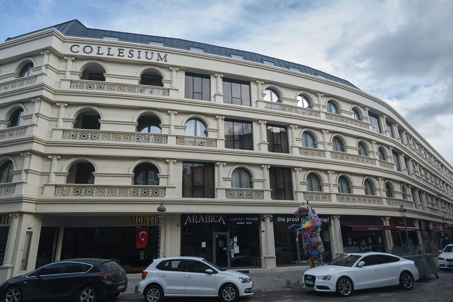 Cam cepheli ofis kulesinde düşey precast bant kaplama