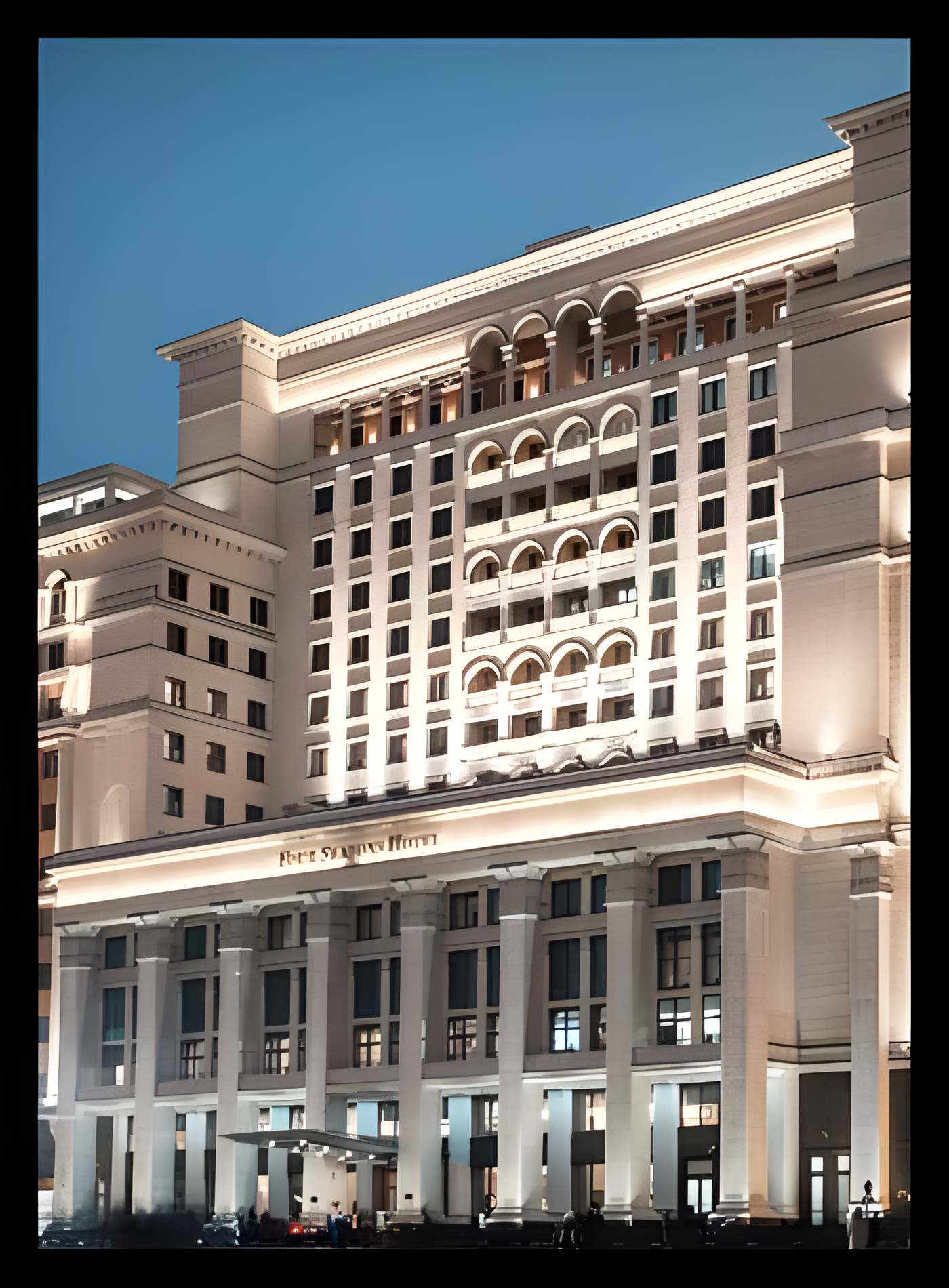 Four Seasons Hotel Moscow binasının gece ışıklandırılmış precast cephesi