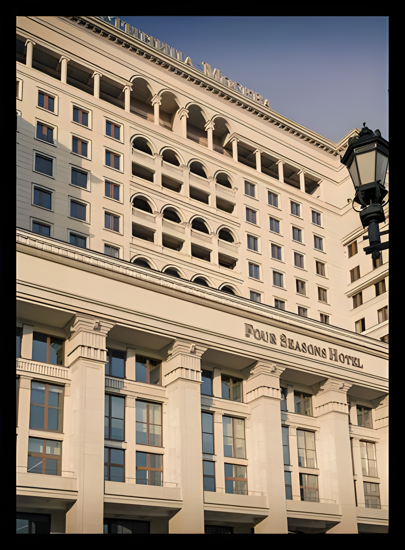 Four Seasons Hotel Moscow’un kemerli üst katları ve sütunlu giriş cephesi