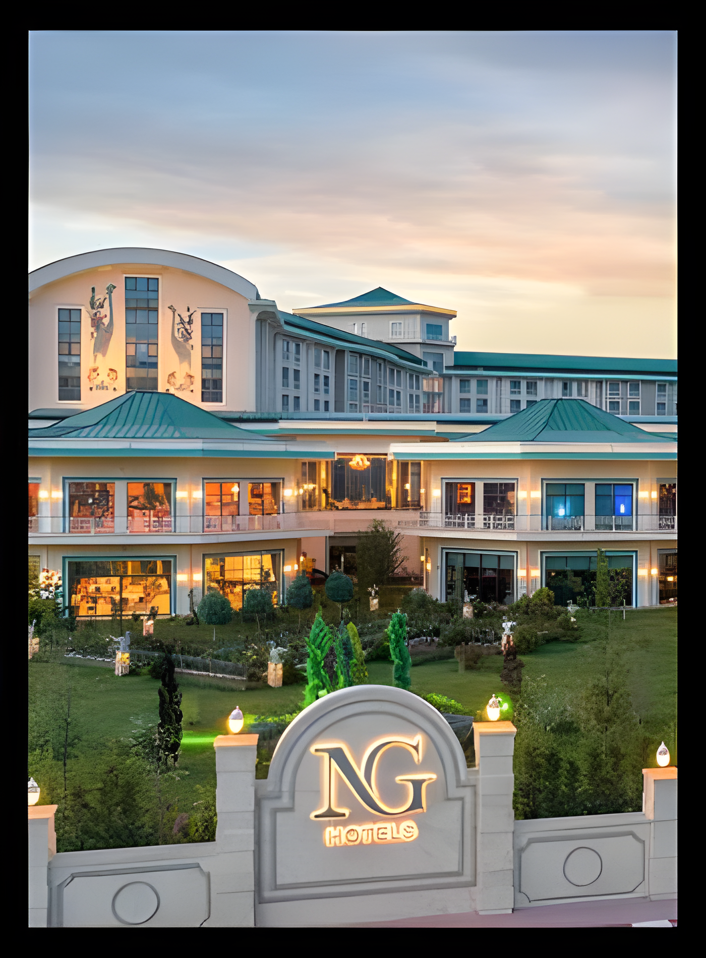 NG Hotels binasının akşam ışıklandırmasıyla görülen precast cephesi