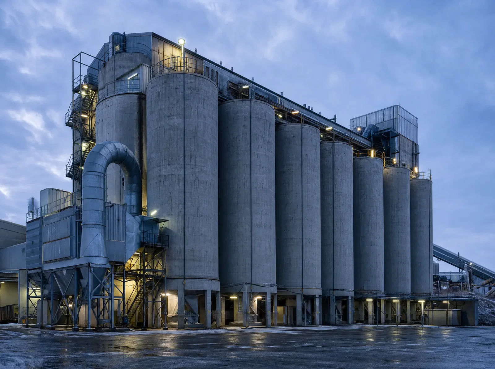 Silo parkı — sınıfına göre ayrılmış, tahsis bekleyen çimento