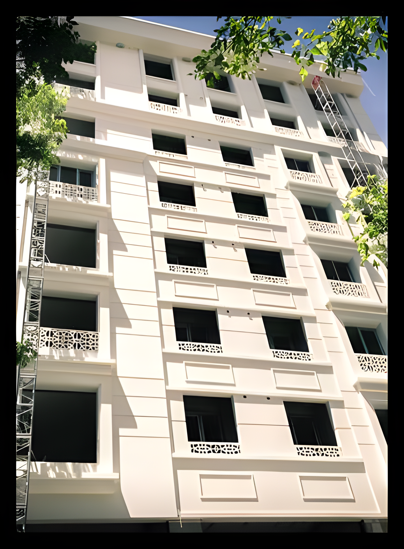 İskele kurulu konut bloğunda precast söve ve korkuluk montajı