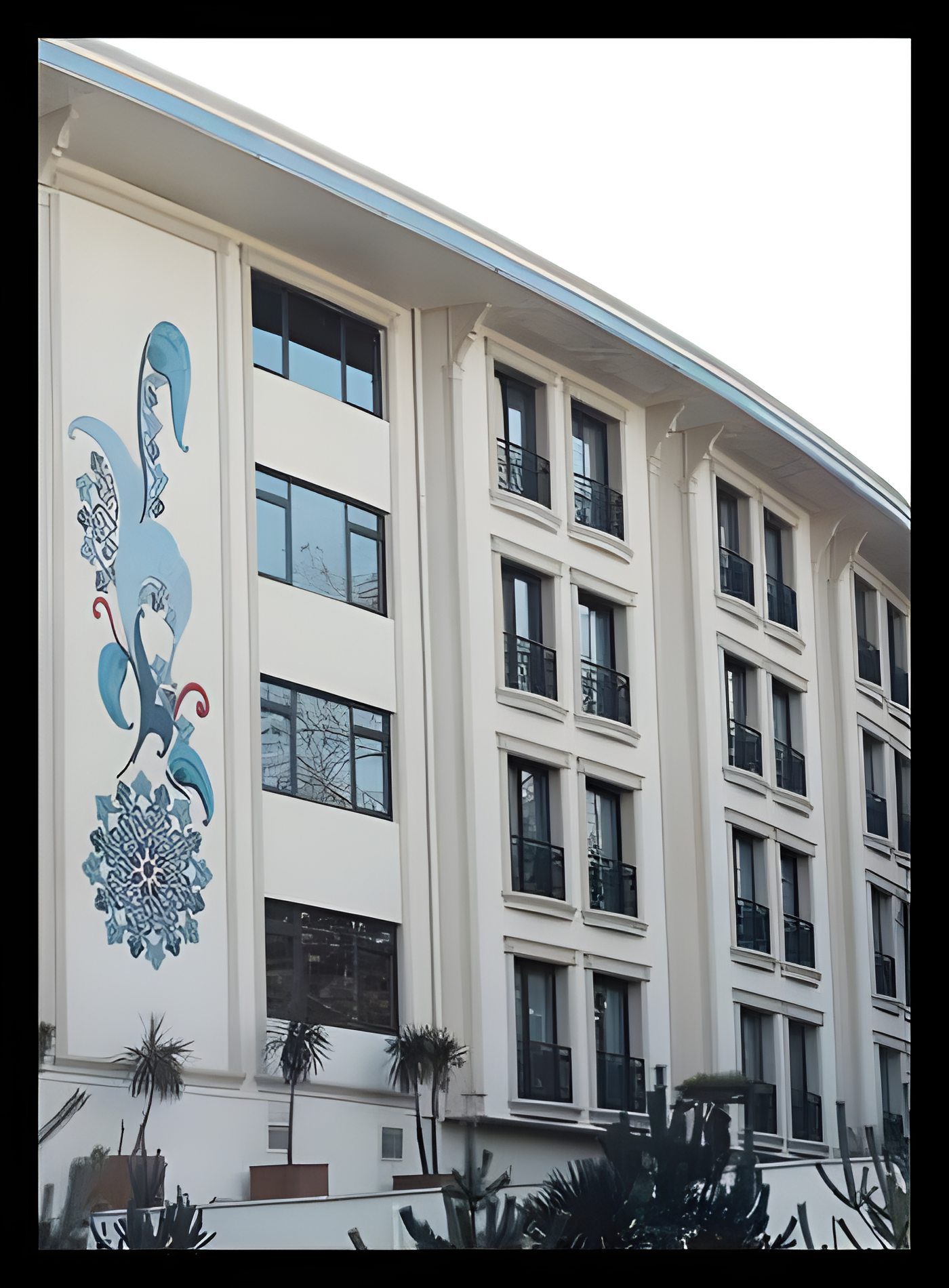 Kavisli cephede mavi çini motifli precast panel uygulaması