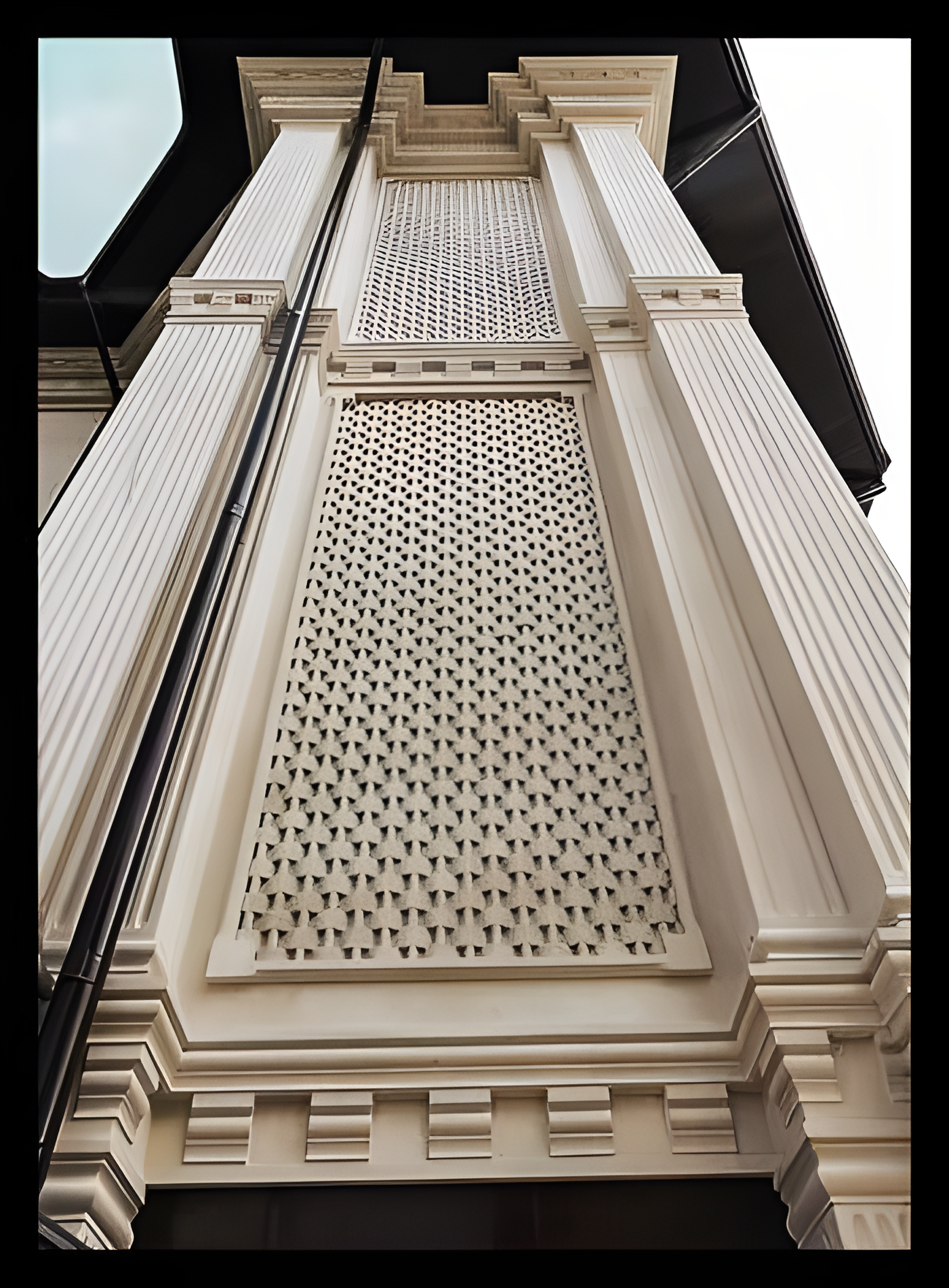 Yivli plasterler ve delikli geometrik panellerle oluşturulmuş precast cephe detayı