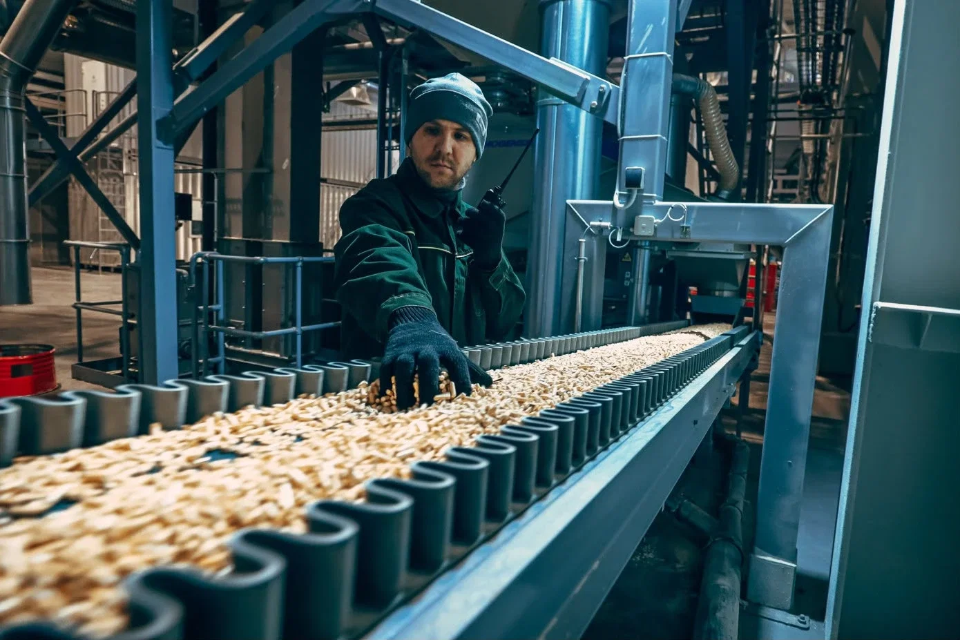 Line inspection at the screening deck — length consistency and fines content are checked by hand between instrument samples