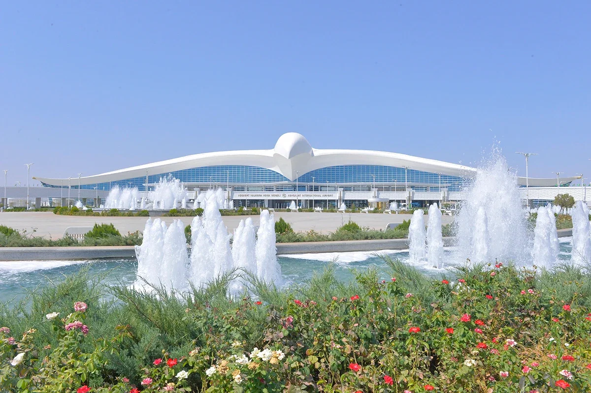 Terminal cephesi ve önündeki fıskiyeli havuz