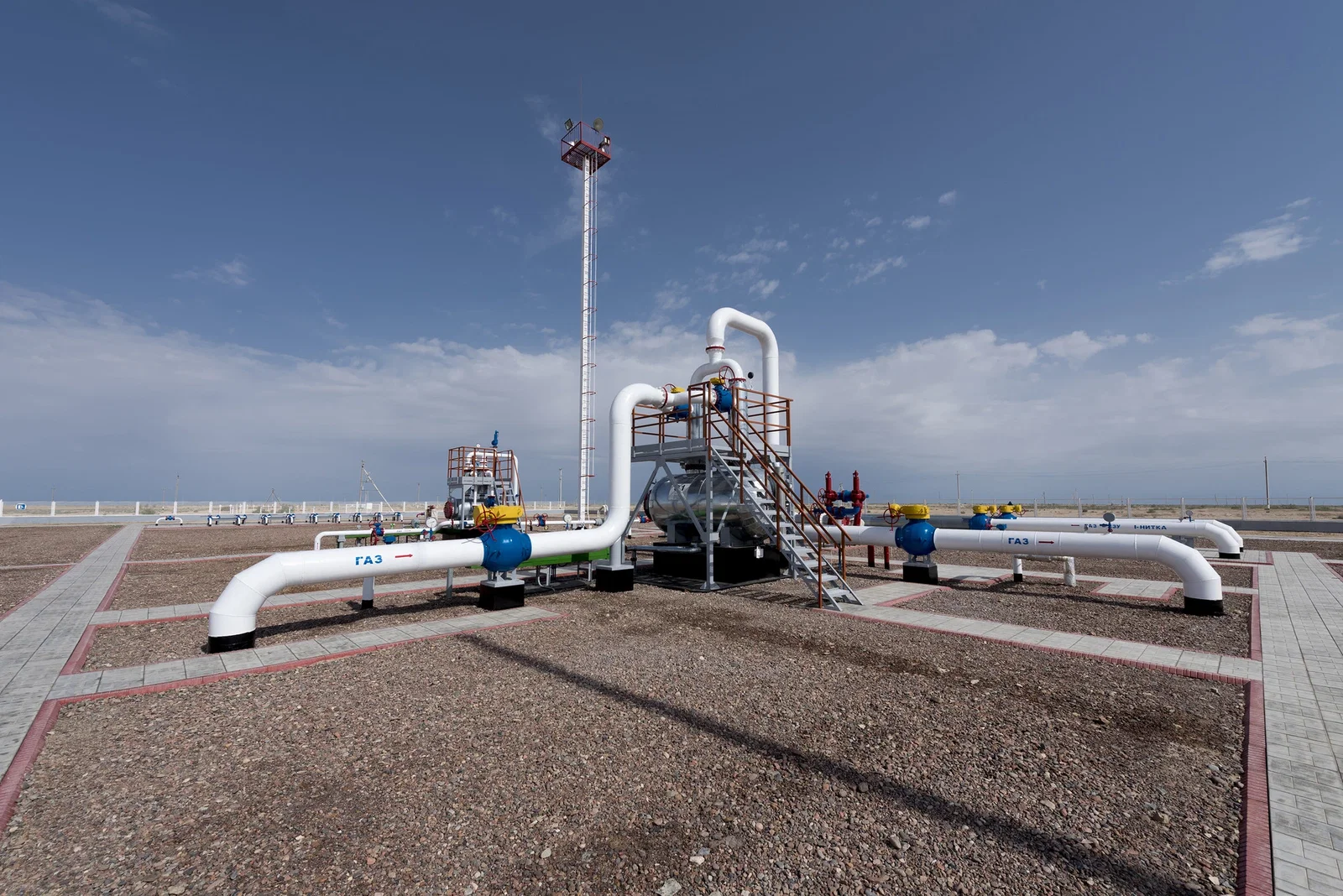 Bir gaz ölçüm istasyonu — kuyuları tutan çimentoları da taşıyan koridor