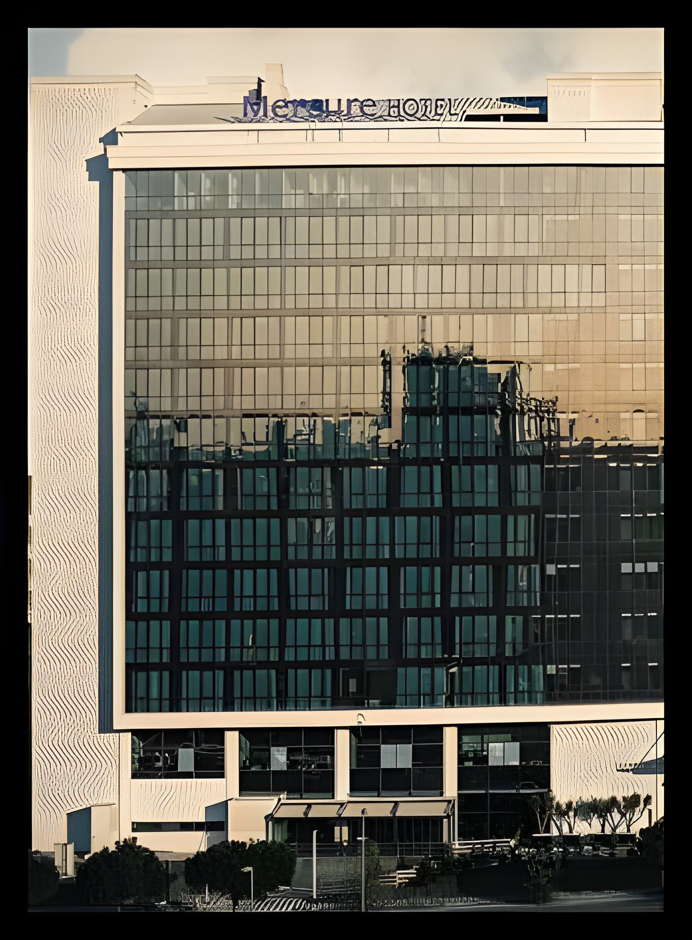 Mercure Hotel binasının cam ve precast panelli cephesi
