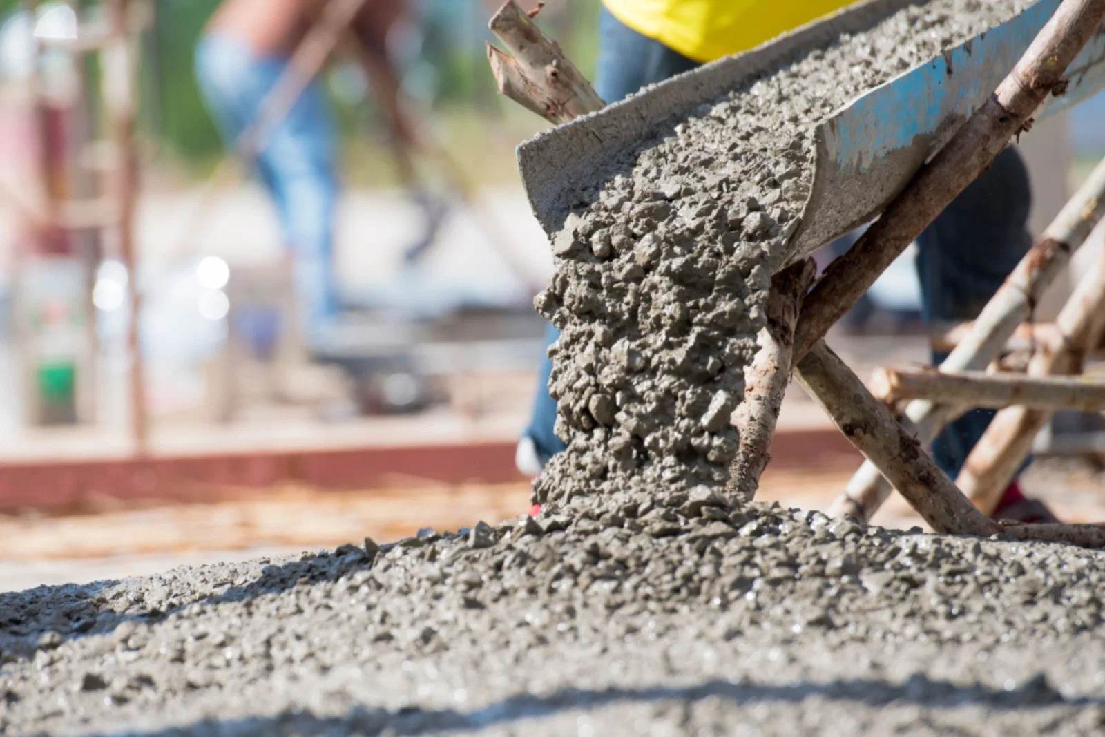 Şantiyede hazırlanmış bir döşeme yatağına oluktan boşalan taze beton