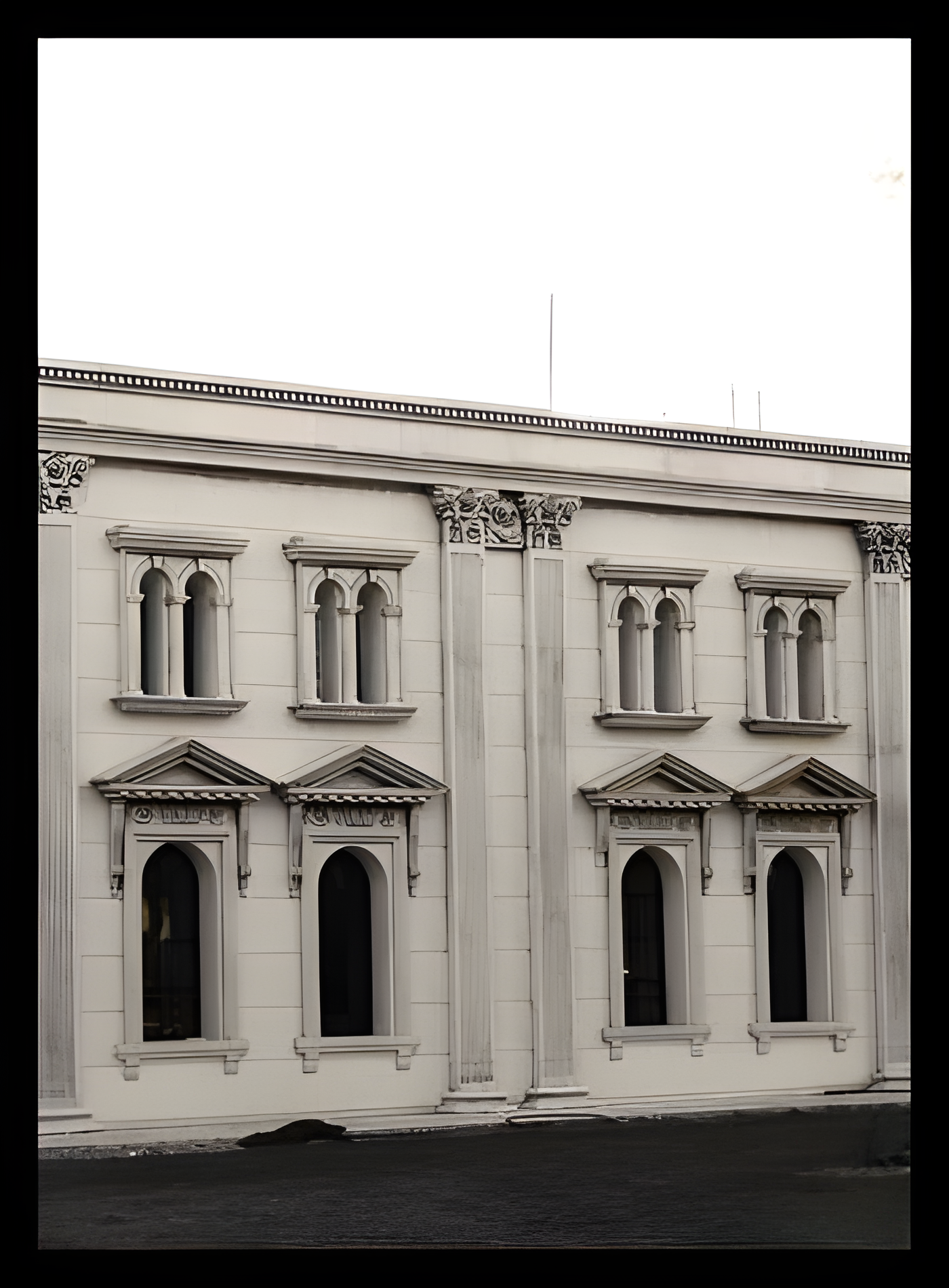 İkiz kemerli pencereleri ve korint plasterleri olan klasik precast palazzo cephesi