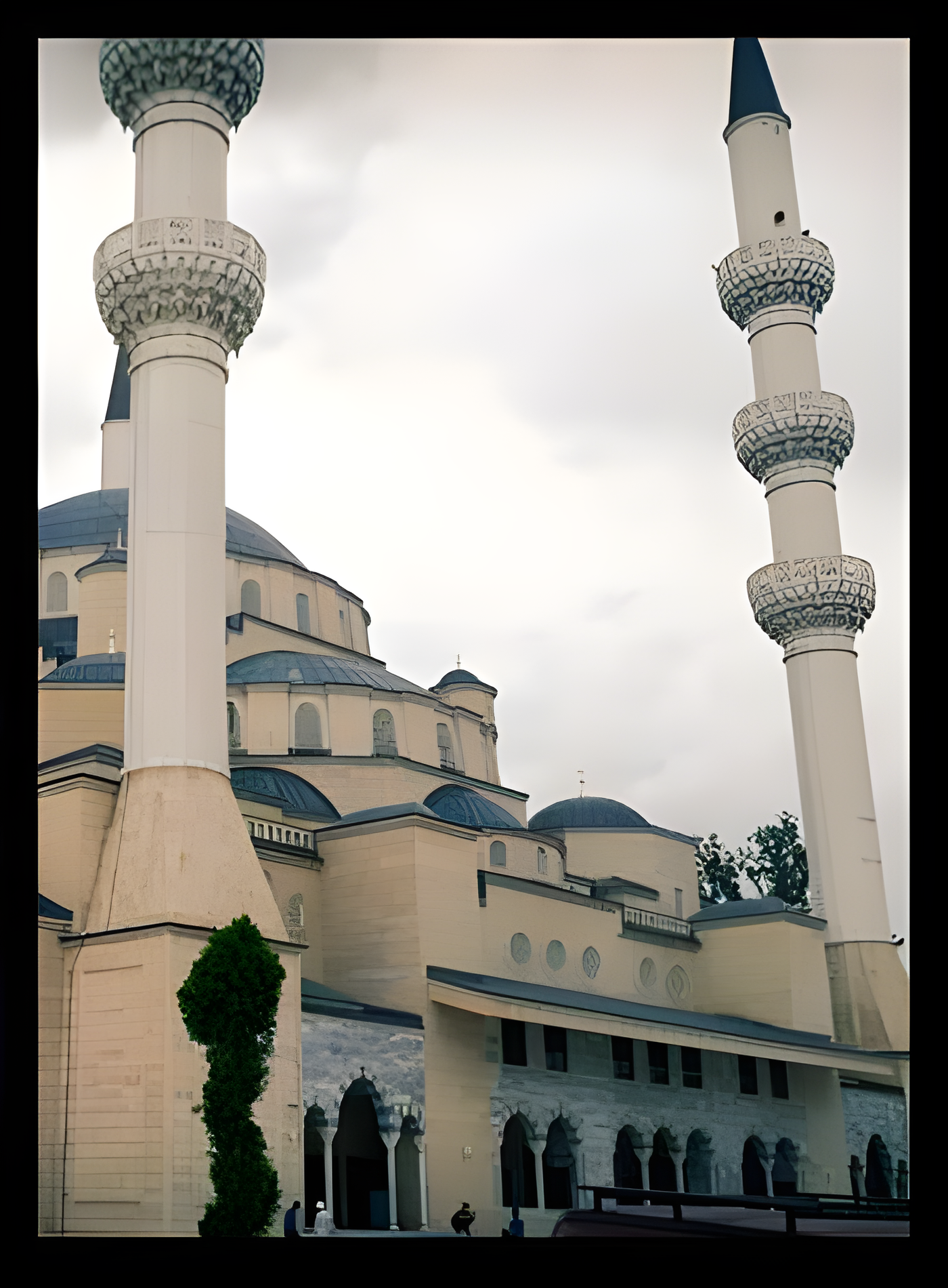 İki minaresi ve kurşun kaplı kubbeleriyle cami cephesi