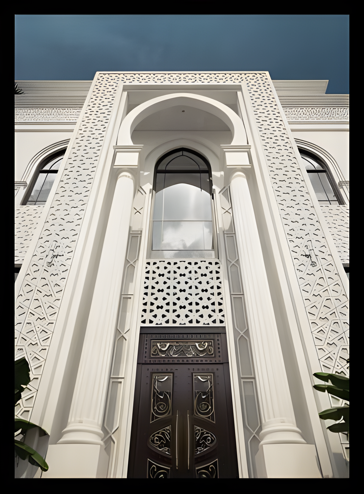 Mashrabiya desenli precast panellerle kaplanmış villa giriş cephesi