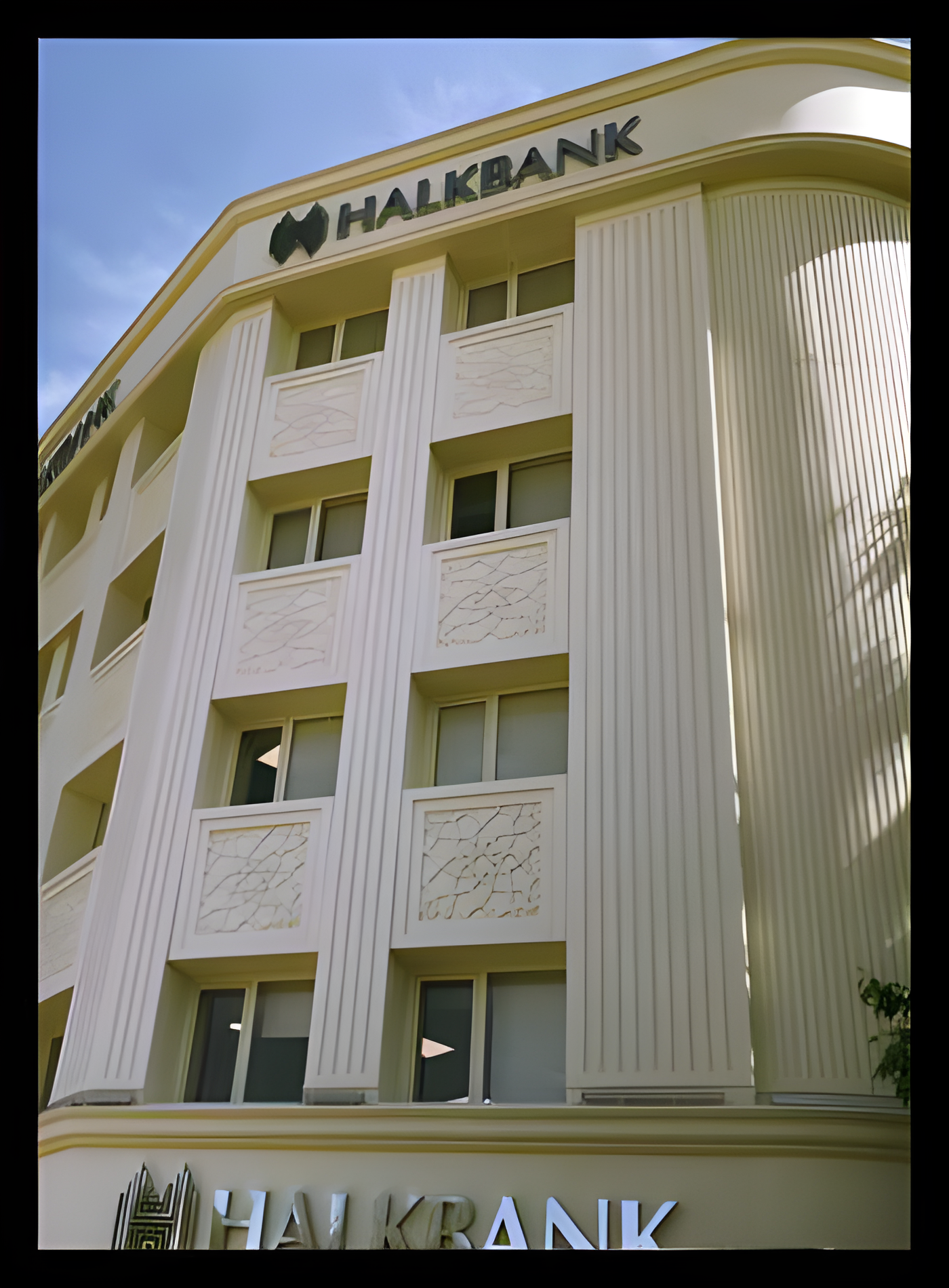 Halkbank binasının yivli plasterli ve motifli precast cephesi