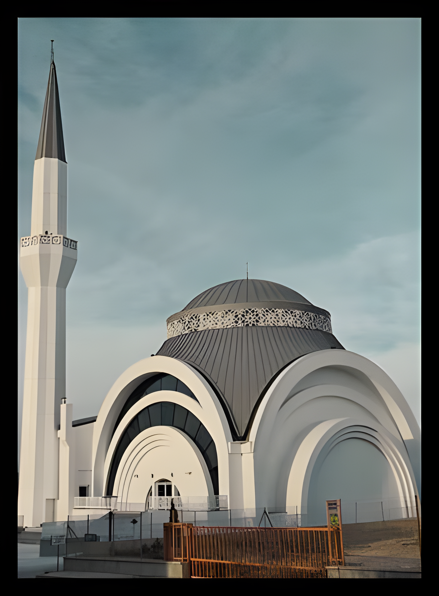 Kemerli girişi ve tek minaresiyle modern cami dış cephesi